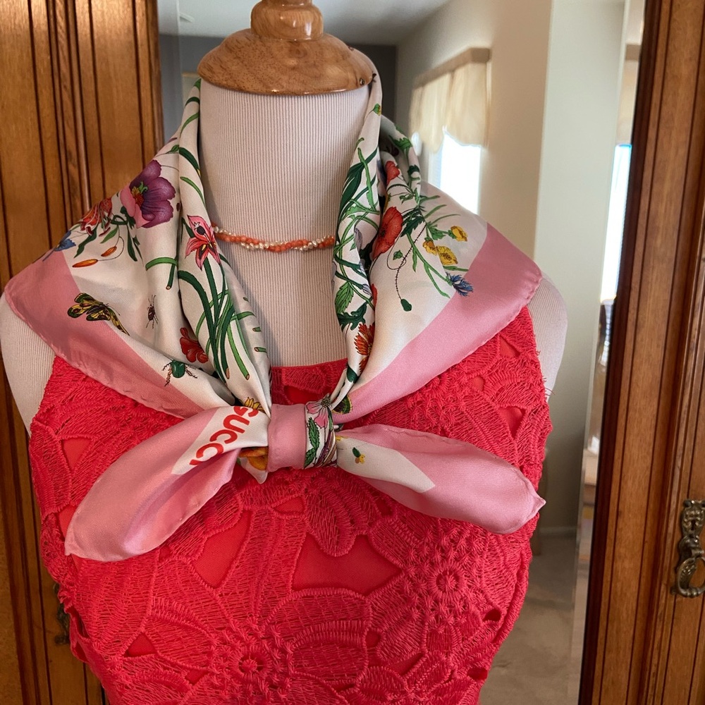 Authentic Gucci Vintage Iconic Flora Silk Square Scarf - Picture 2 of 14